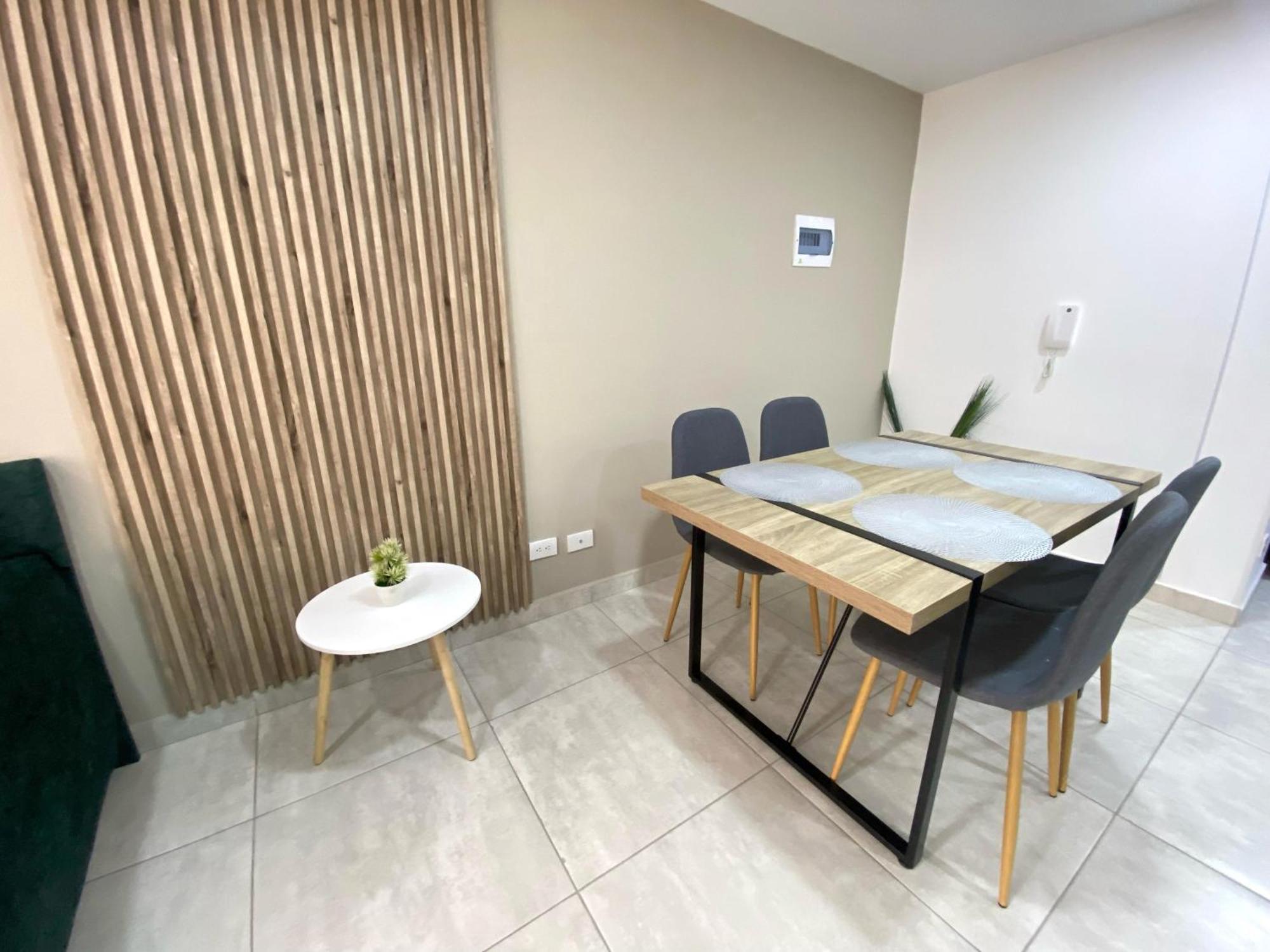 Hito 202 Amplio En Av 19 Norte Con Balcon *