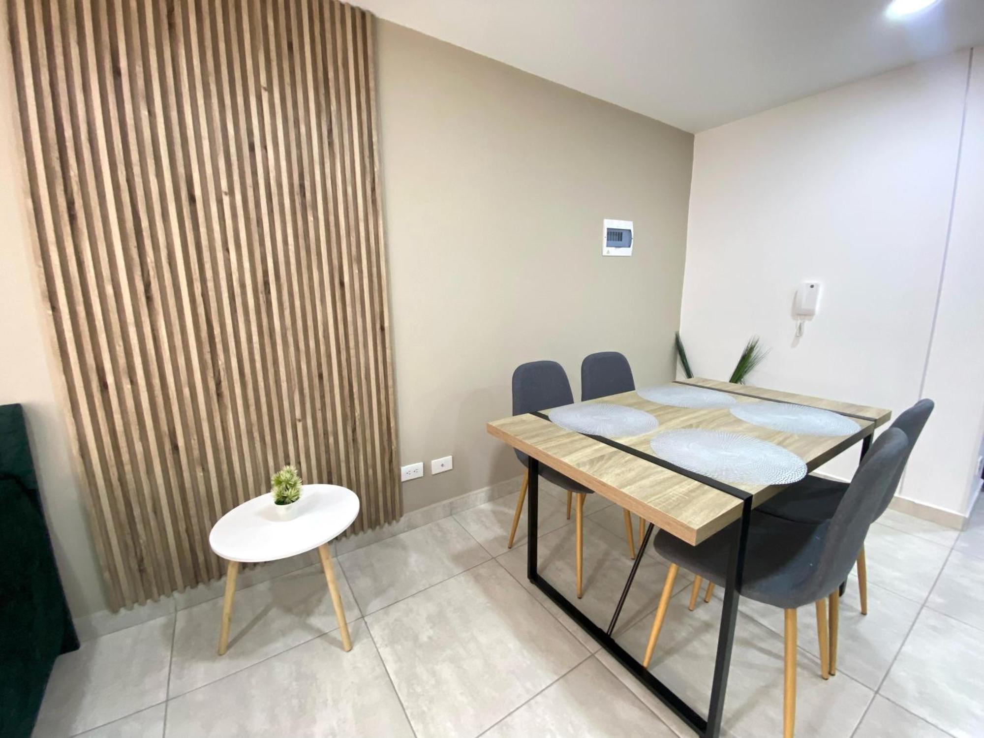 Hito 202 Amplio En Av 19 Norte Con Balcon *